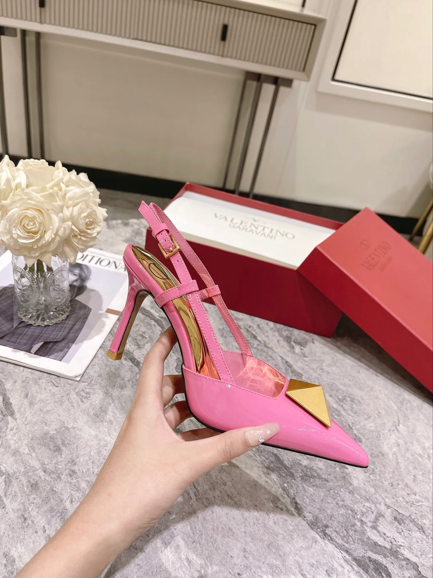 👟👟Ex-factory price 400👟👟 Genuine leather sole +40 Valentino Valentino spring and summer new rivet shoes are new☑️ —————————————— The latest golden big rivet element is full of high-end sense! Extremely fashionable Heel height: 9.5cm Upper: Matt sheepskin Lining: Sheepskin lining Outsole: Italian genuine leather outsole, rubber sole optional Color: Two styles and 8 colors available Code number: 34-41 (34 and 42 customized are not returnable)